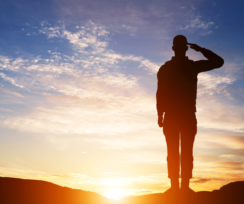 一个士兵向日落敬礼的剪影.